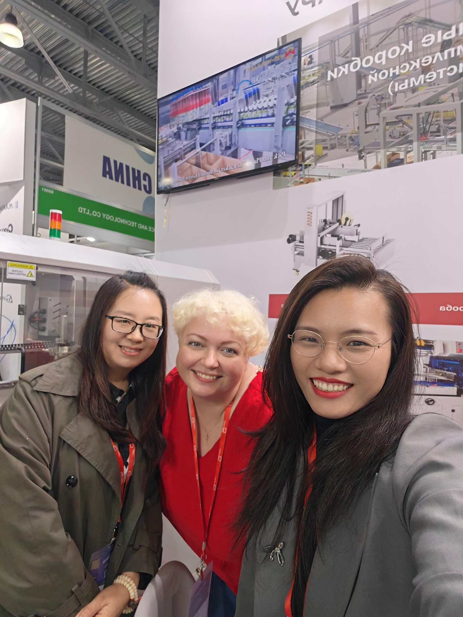 Overseas buyers meeting the WIN-WIN PACK team at an international packaging machinery exhibition